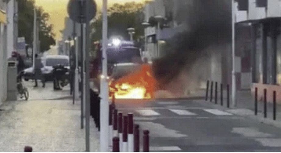 Automóvel ardeu à entrada de Vila Real de Santo António