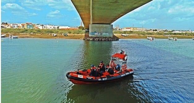 Polícia Marítima assiste barco de recreio no Gilão