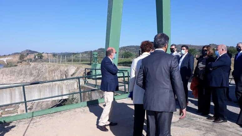 Perante a água da barragem ministro quer dessalinizar
