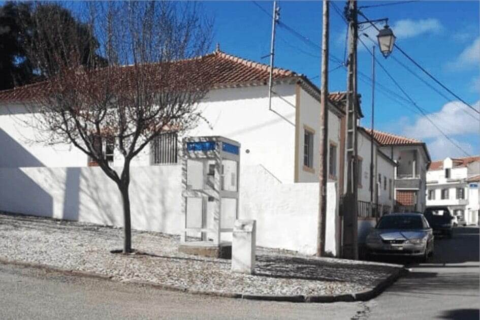 Mini biblioteca em cabine de Marvão