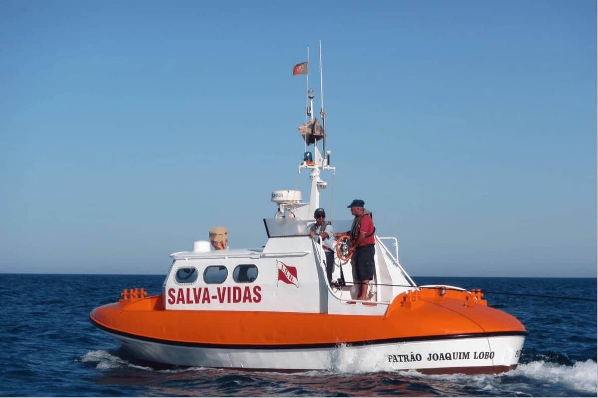 Salva-vidas de Tavira socorre mota-de-água com turistas