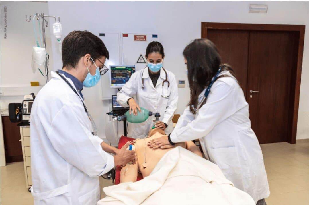 Profissionais de saúde treinam com manequins