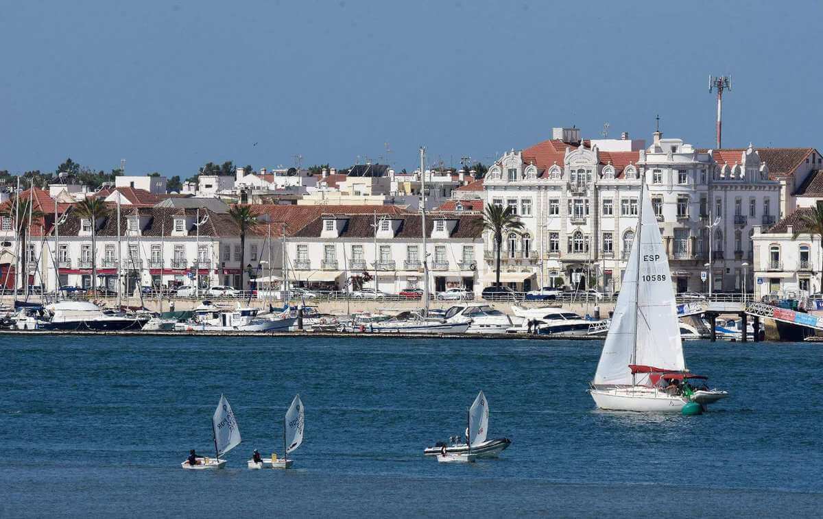 A vila pombalina vista de Espanha
