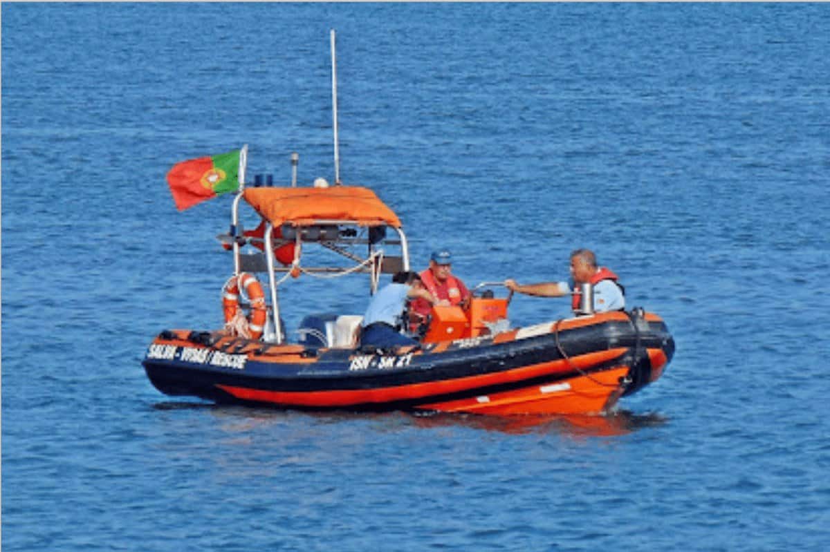 Salva-Vidas de Tavira Apoia Embarcação à Garra