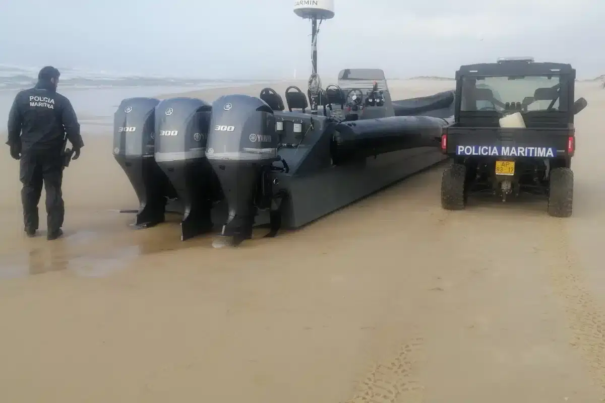 Lancha supostamente abandonada na Culatra