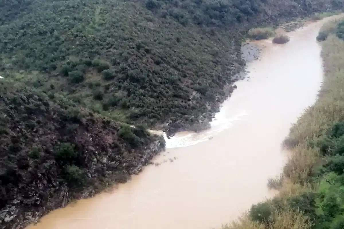 Corta-se a água e ainda bem que chove