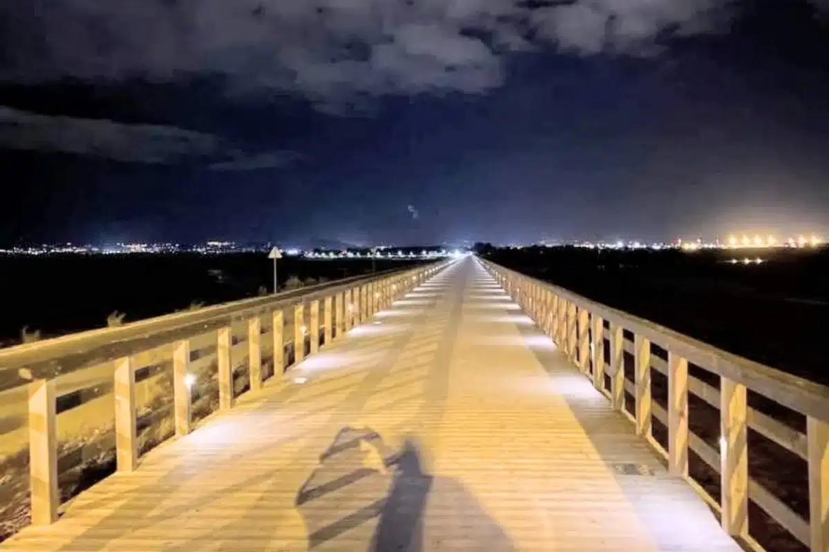 Luz de díodo no passadiço da praia em Faro