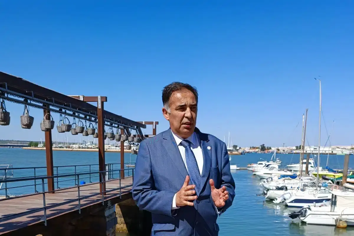 Voto de confiança maciço em José Apolinário