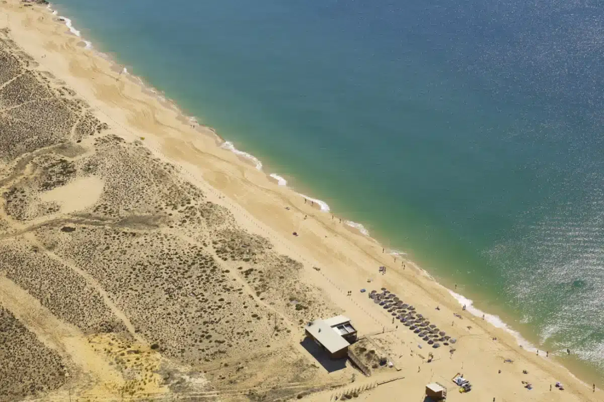 No sábado há limpeza na Praia dos Salgados