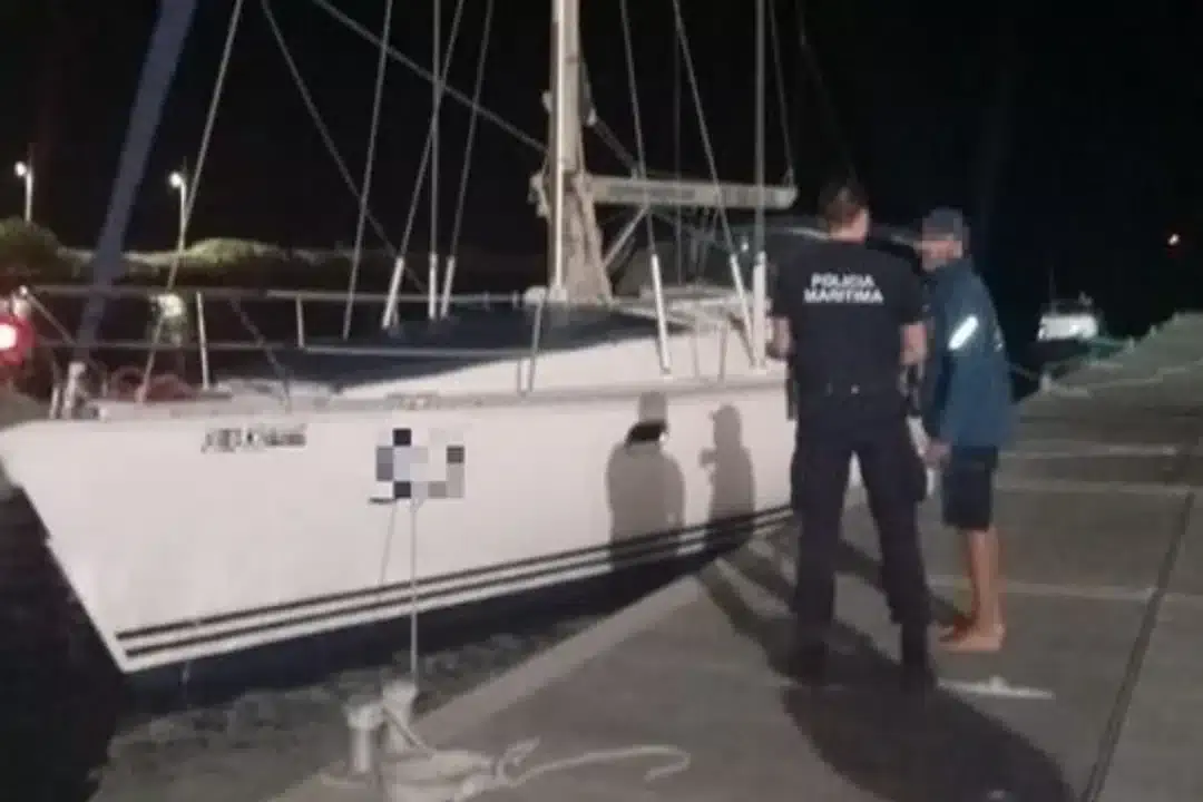 Tripulantes de veleiro salvos na barra da marina de Vilamoura