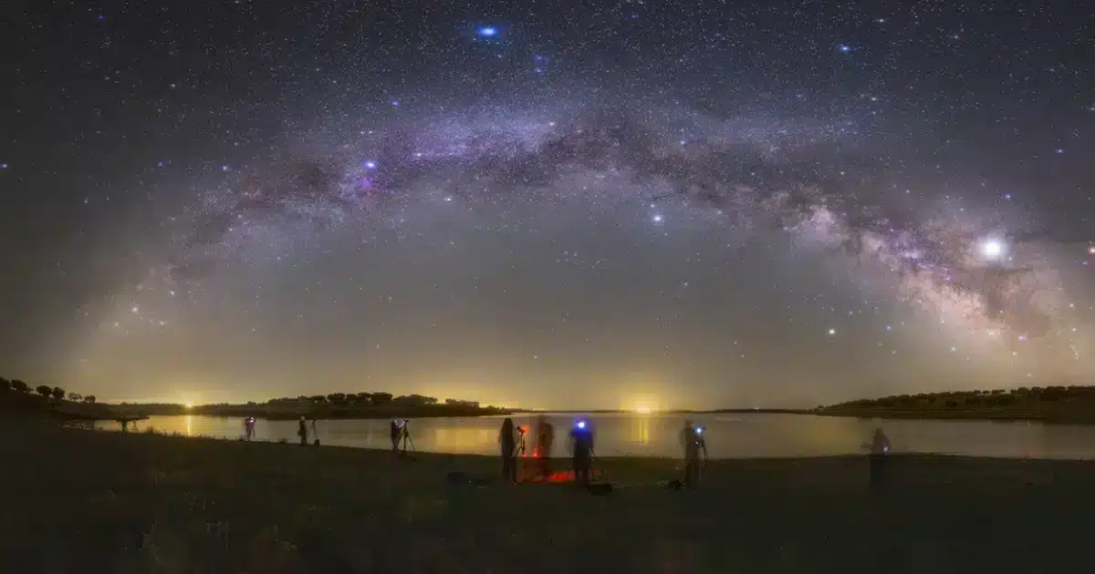 Debater e olhar o espaço nos céus de Alqueva