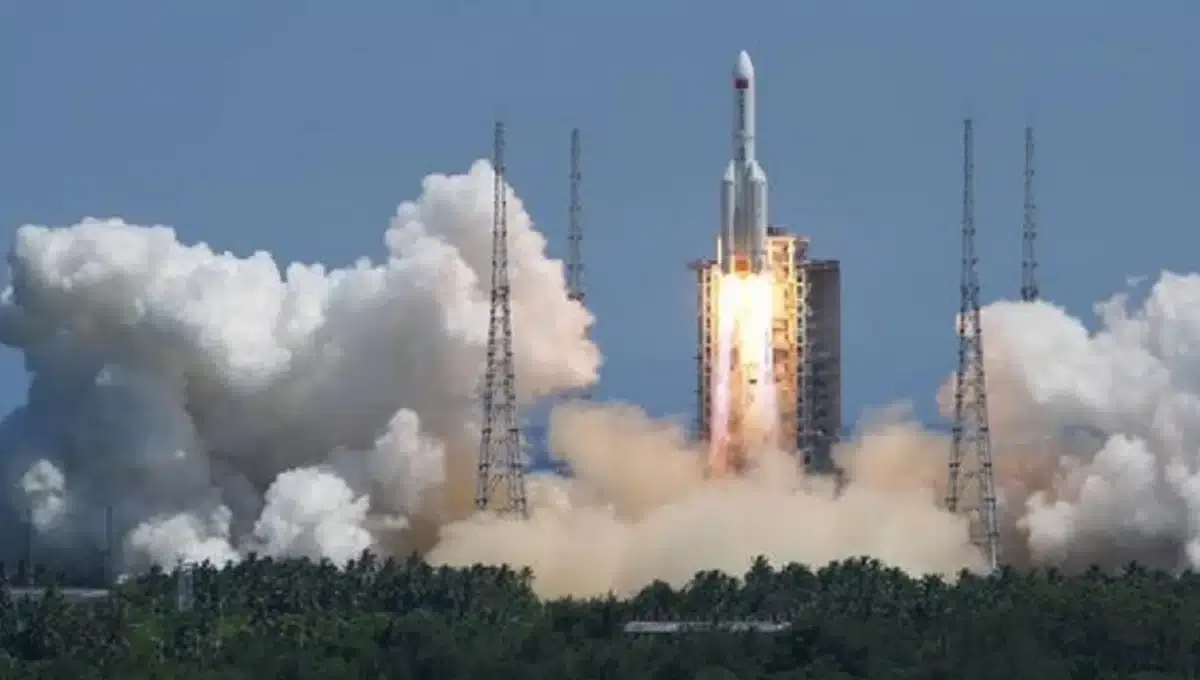 Foguetão chinês ardeu sobre o mar