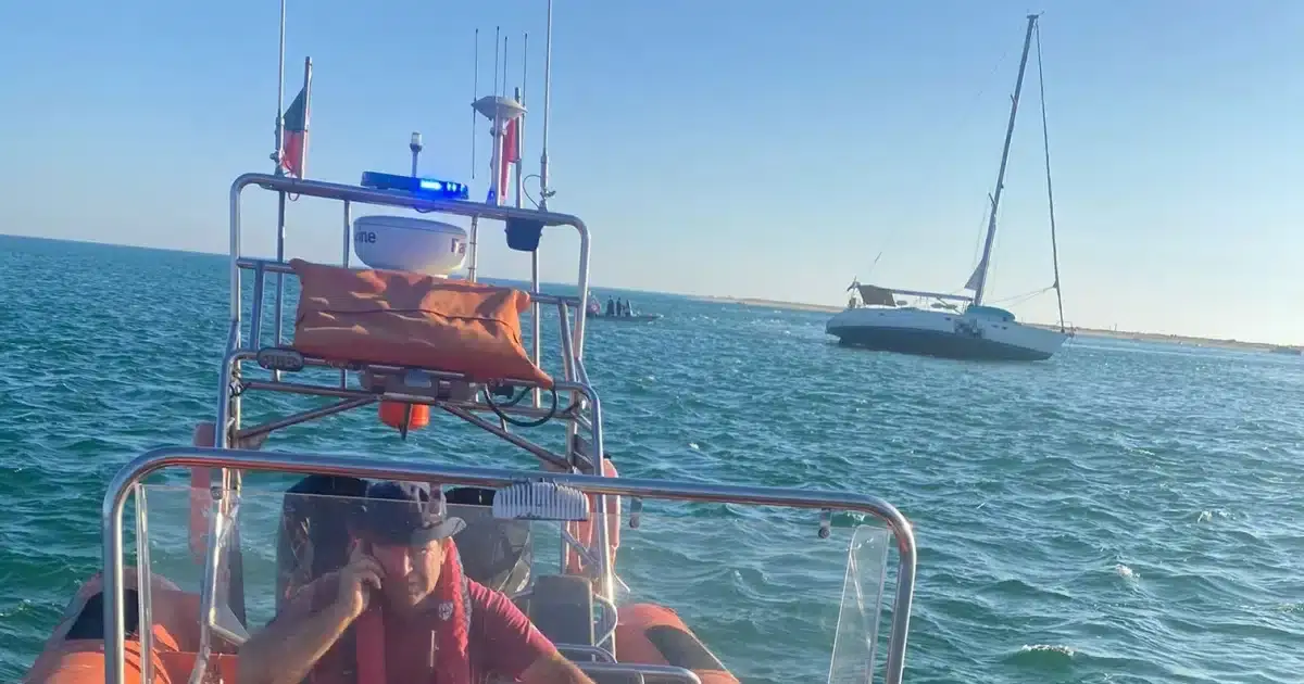 Veleiro socorrido na barra da Armona