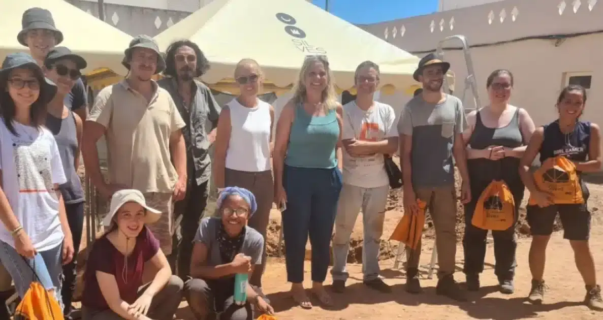 Alunos de arqueologia no Bairro do Progresso em Silves