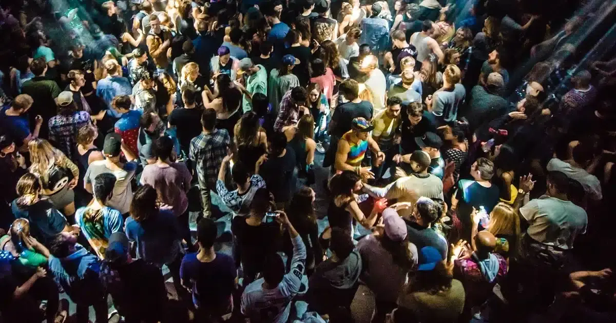 Mulheres atemorizadas em espaços de lazer