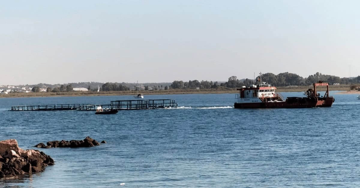 Estrutura de aquicultura saiu a barra do Guadiana para o mar de pesca