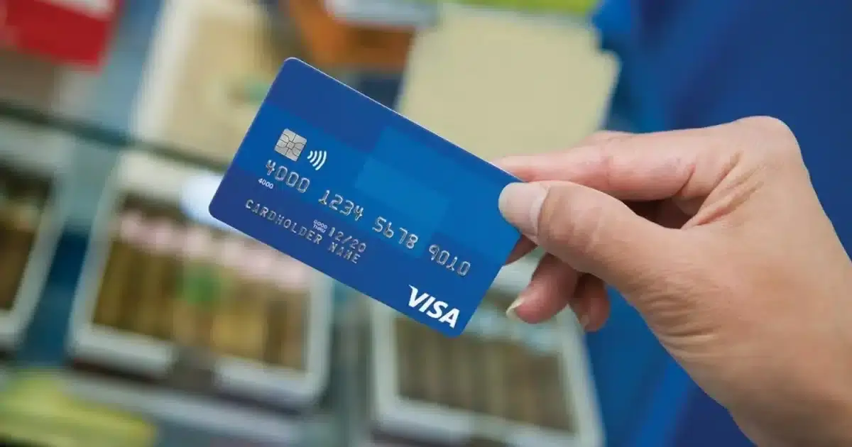 Comprava automóvel com cartão roubado a idoso