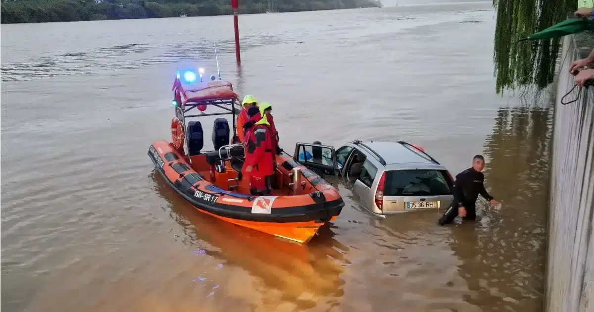 Resgatada do Guadiana viatura levada pelas cheias