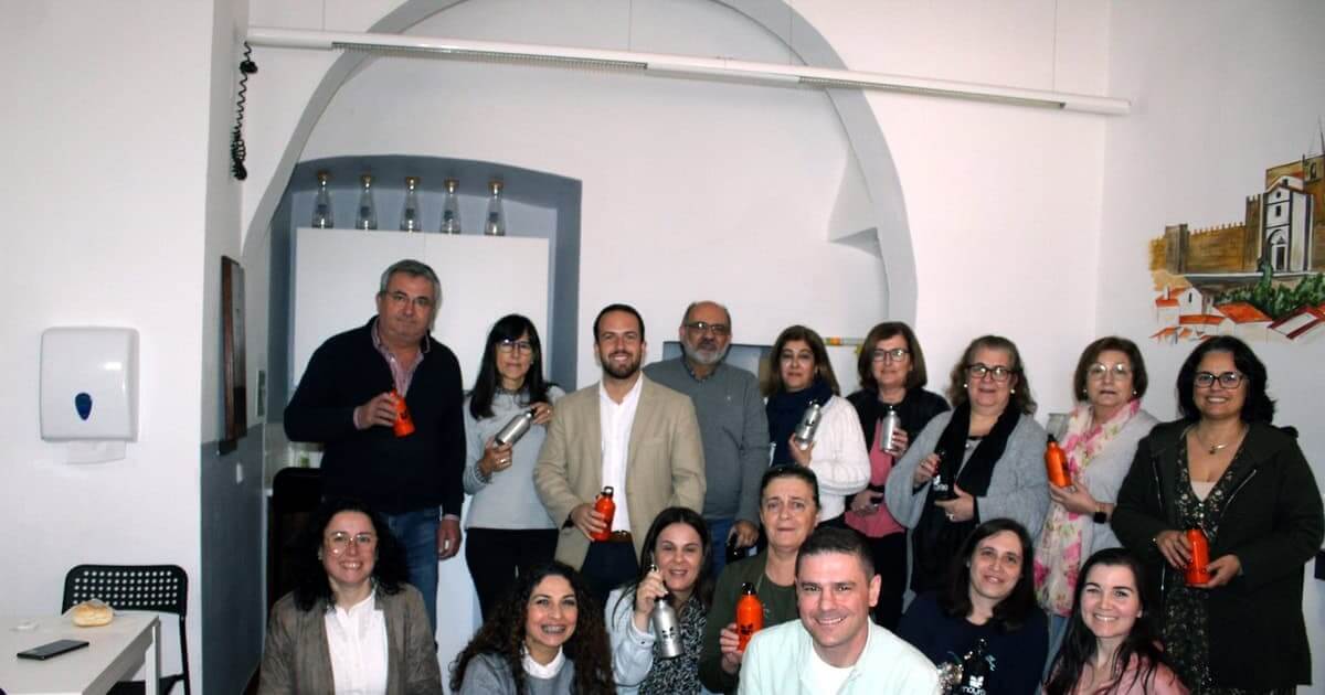 Câmara de Mourão entrega cantis de metal