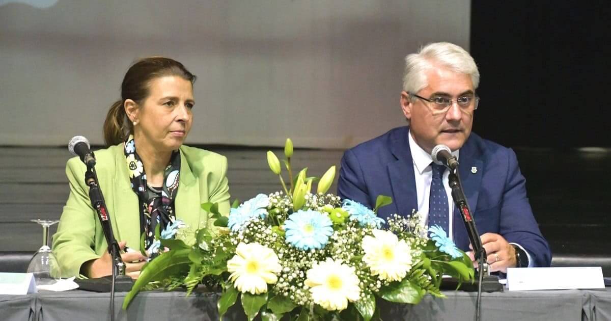 Robalos e Douradas em aquacultura perto da foz do rio Guadiana