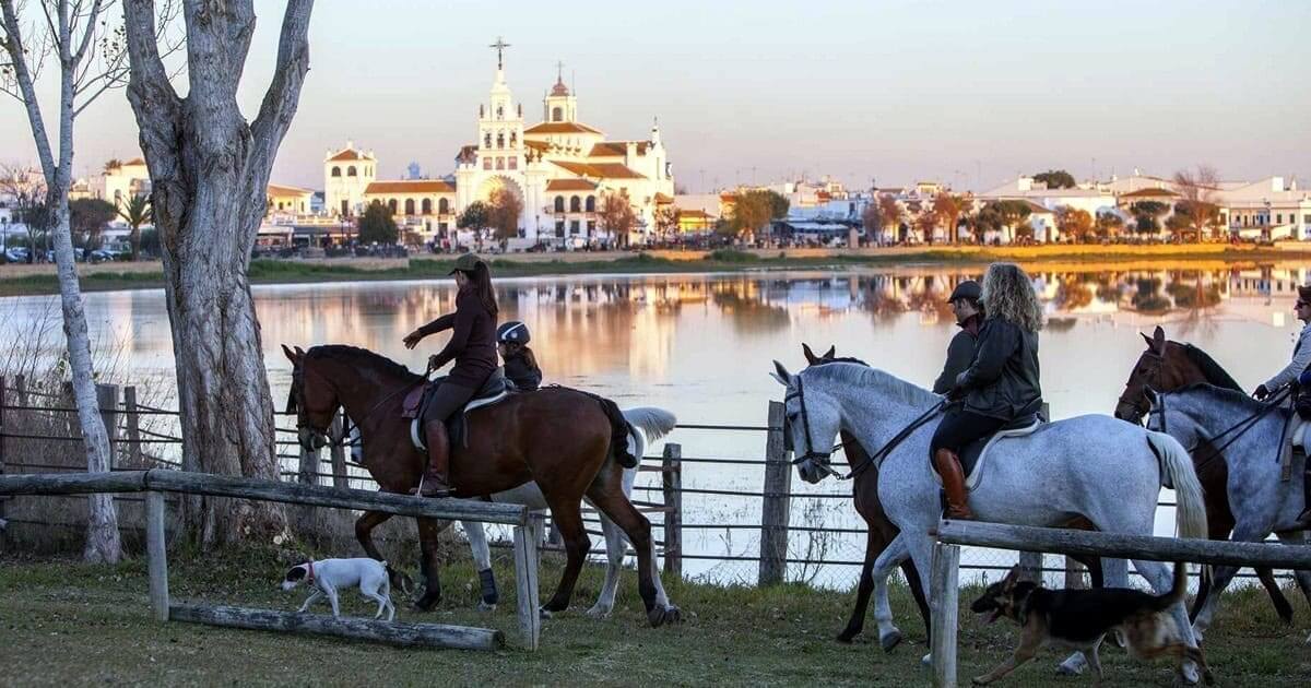 Andor da Virgem do Rocio pronto para o desfile de Pentecostes