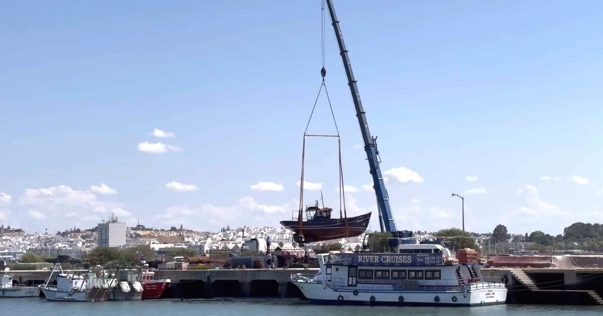 Embarcação de pesca retirada da água em Vila Real Santo António