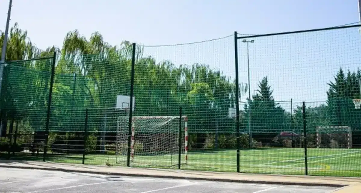 Requalificado multiusos na zona dos Vales em Lagoa