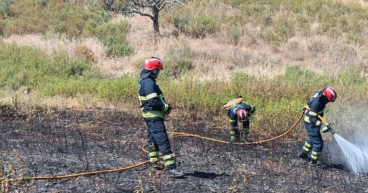 Bombeiros dominam incêndio na Corte António Martins
