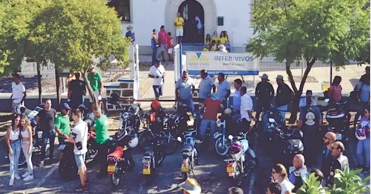 Martim Longo e Intervivos com motorizadas antigas