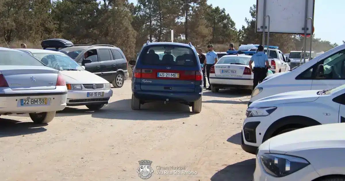 Estacionamento abusivo na Praia de Santo António