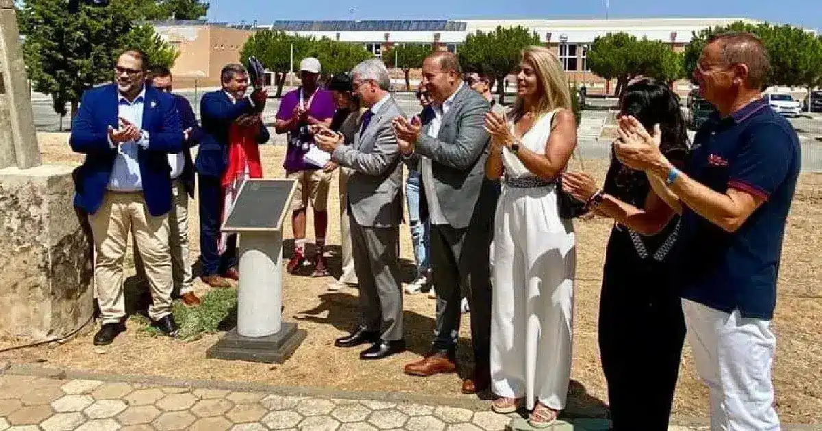 Pista de skate com primeira pedra colocada