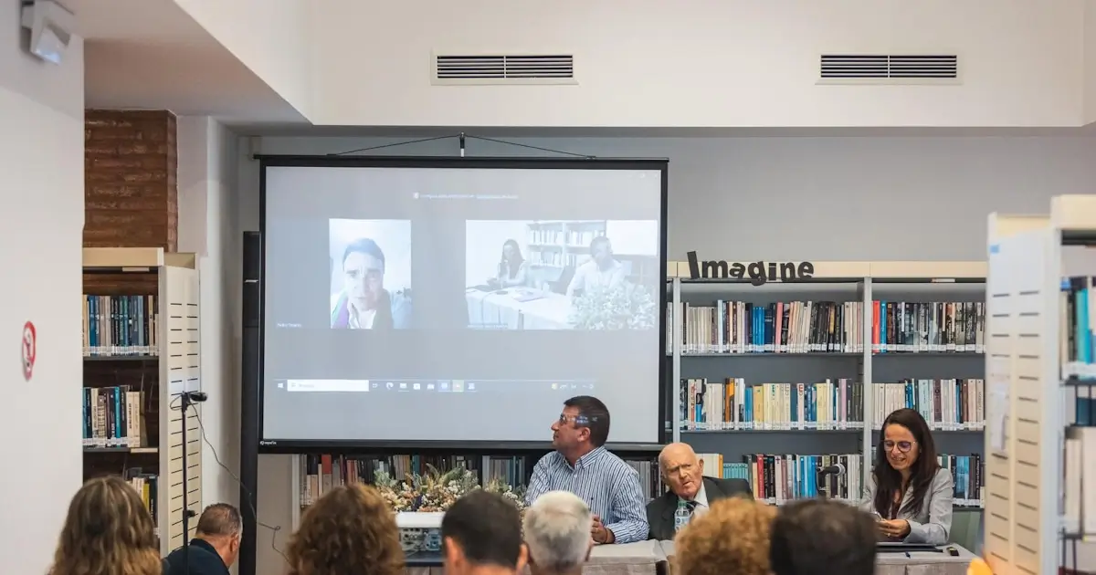 Manuel Palma com livro de memórias em Castro Marim