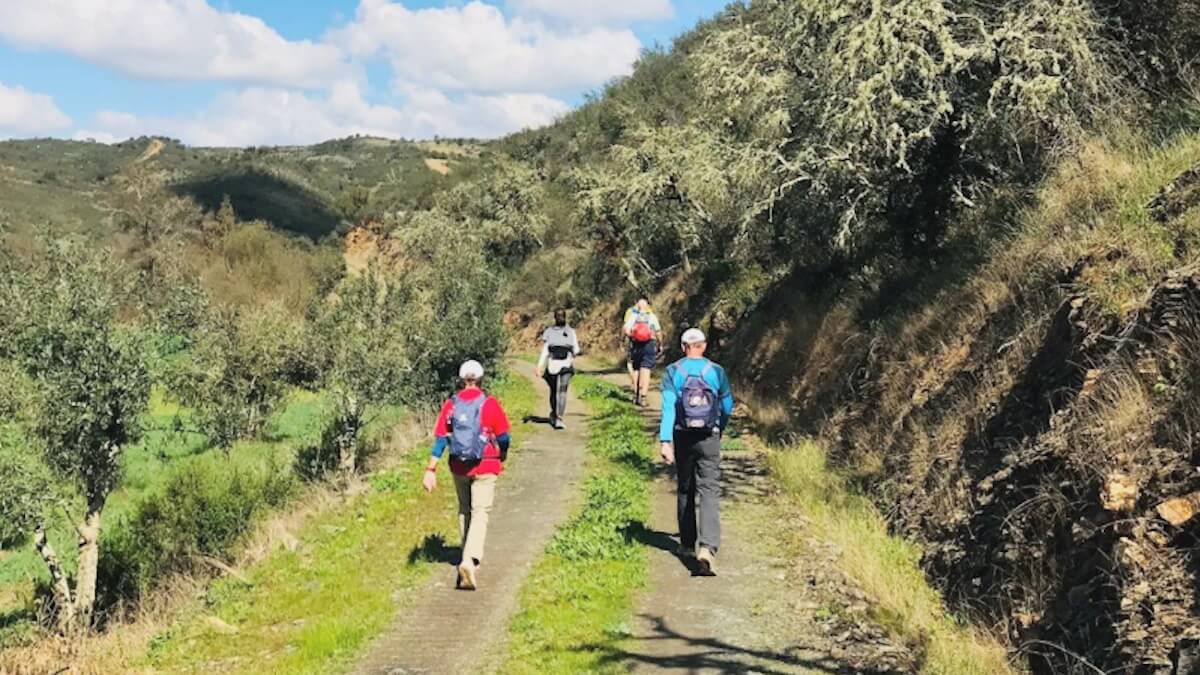 Caminheiros nas margens do rio