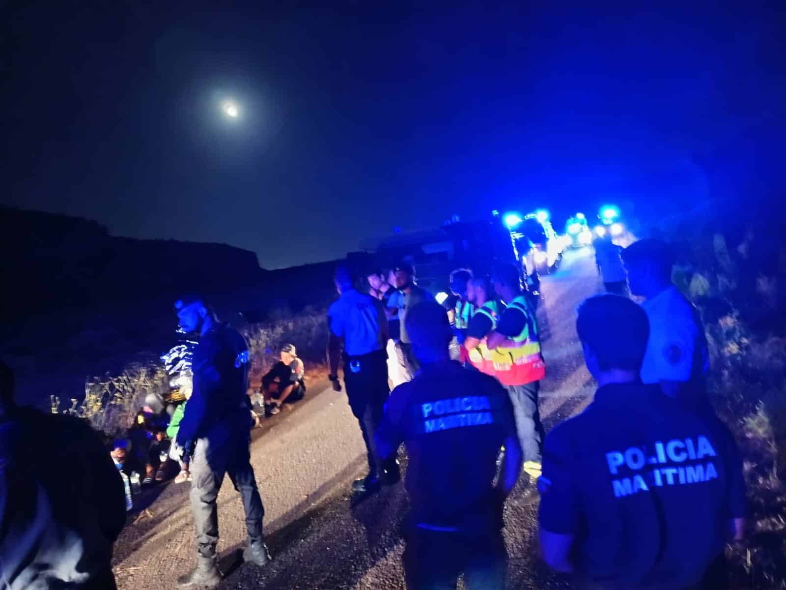 Migrantes auxiliados pela Polícia Marítima de Lagos