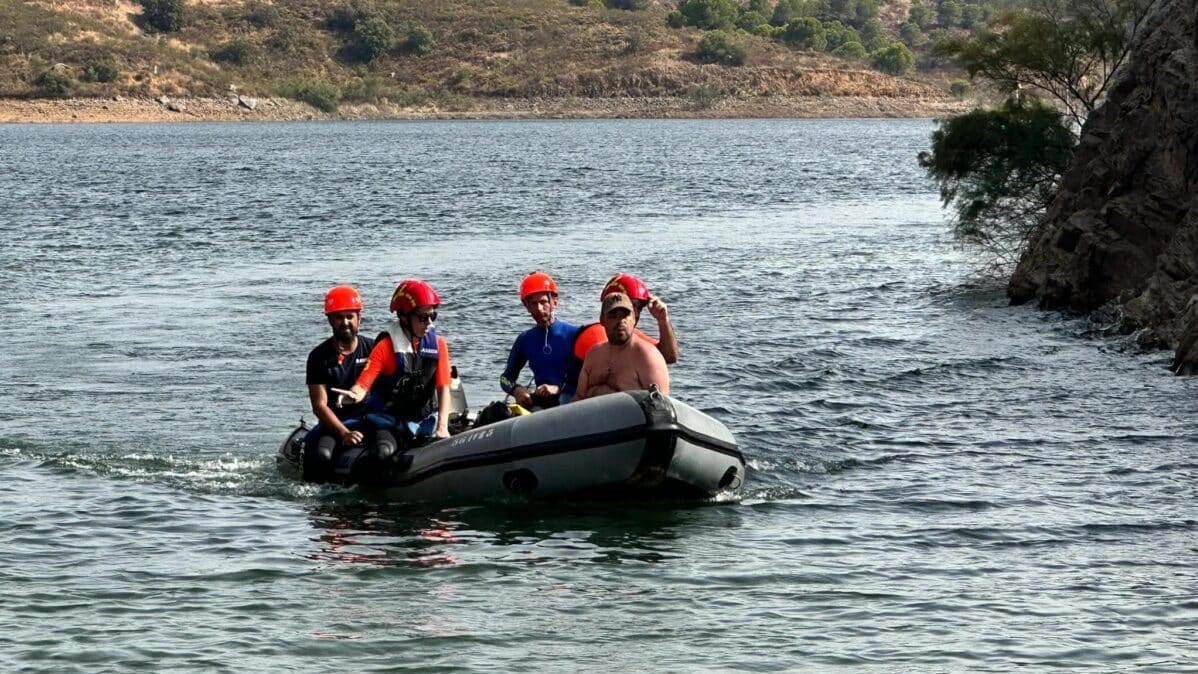 Praticante de caiaque resgatado na Barragem de Odeleite