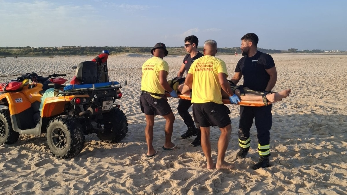 Elementos do Projeto “SeaWatch” auxiliam homem na barra de Cacela Velha