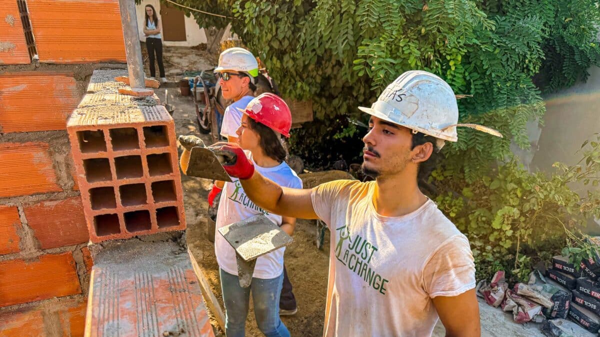 Jovens voluntários reabilitam habitações de famílias vulneráveis