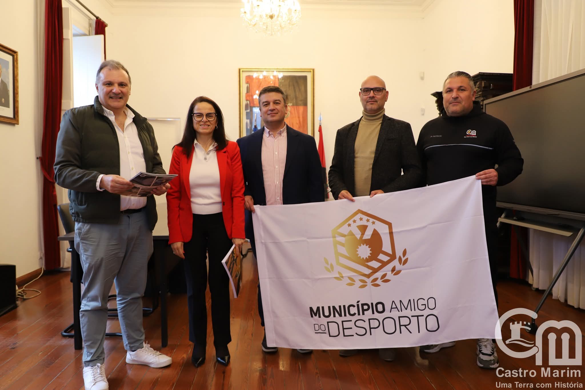 Responsáveis autárquicos exibem o galardão