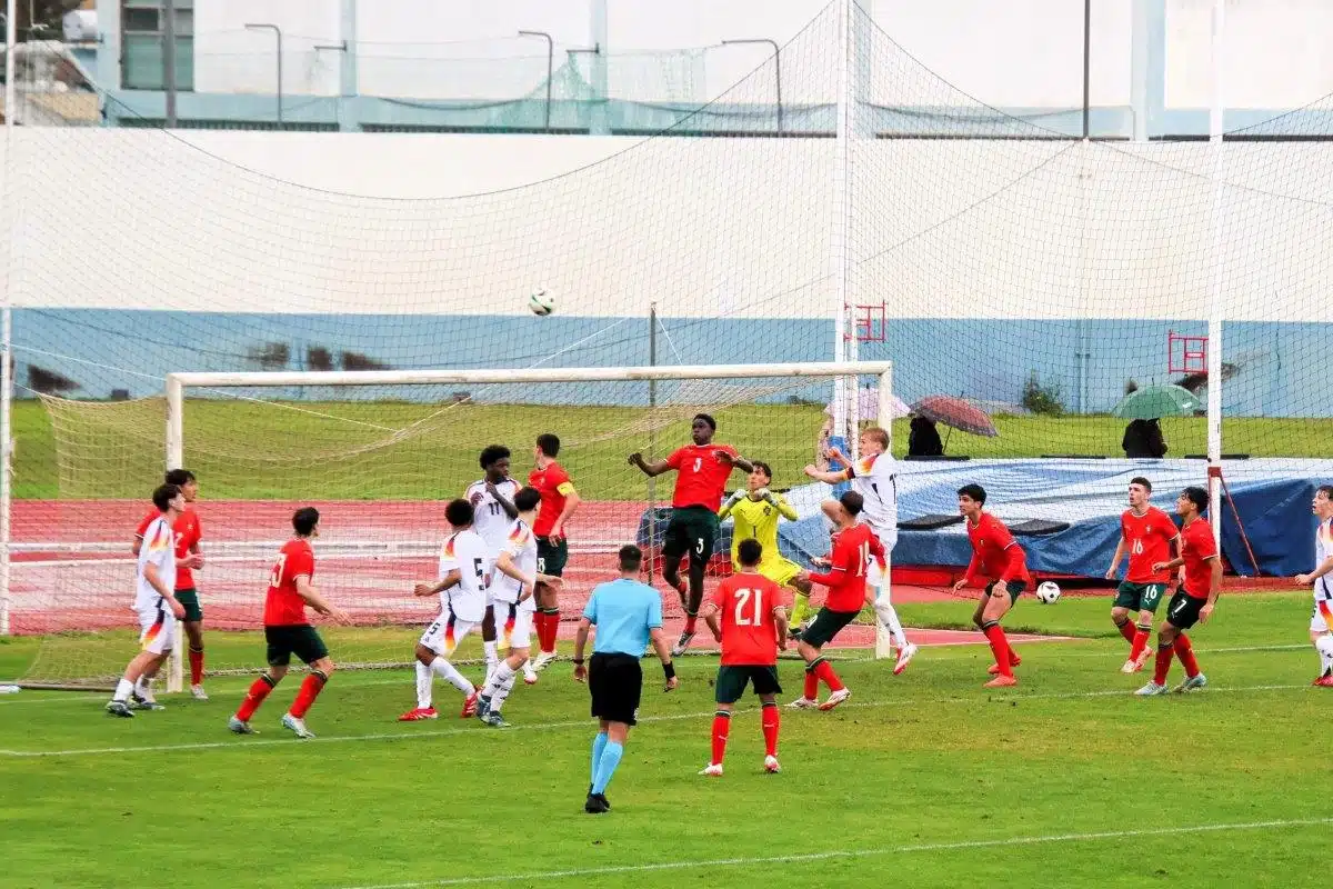 O município de Vila Real de Santo António vai receber, entre os dias 4 e 17 de fevereiro de 2026, mais um Torneio de Desenvolvimento UEFA Sub-16, que traz à cidade as mais jovens promessas do futebol internacional, nos escalões feminino e masculino. No Estádio Municipal do Complexo Desportivo de Vila Real de Santo António, as equipas femininas da Alemanha, México, Países Baixos e Portugal, serão as primeiras a entrar em campo. No masculino, o torneio será disputado pelas equipas da Alemanha, Japão, Países Baixos e Portugal. A qualidade do futebol praticado nestes torneios atrai, todos os anos, a Vila Real de Santo António, dezenas «olheiros» dos principais clubes europeus, representando uma oportunidade única para os jovens jogadores mostrarem o seu talento e conquistarem a possibilidade de vir a integrar os plantéis dos grandes clubes de futebol. A entrada é livre para este torneio organizado pela Federação Portuguesa de Futebol, em colaboração com a Câmara Municipal de Vila Real de Santo António e o Complexo Desportivo de VRSA.