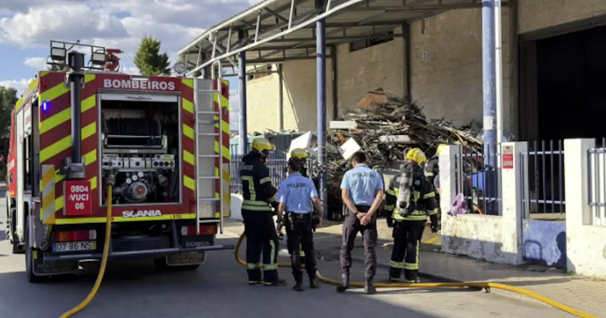 Pequeno Incêndio em Centro de Abate de Veículos em Vila Real de Santo António